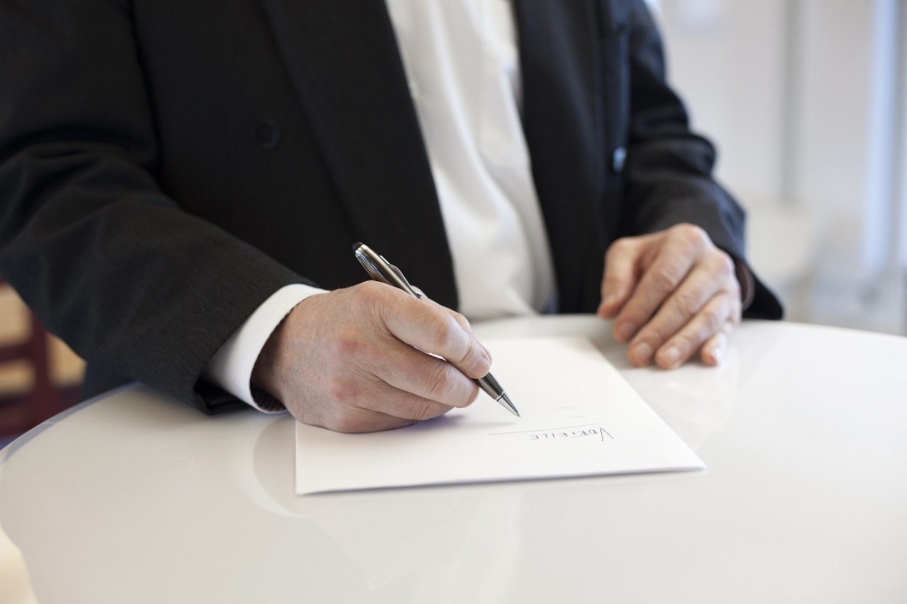 Comprendre le contrat indéterminé : avantages et inconvénients